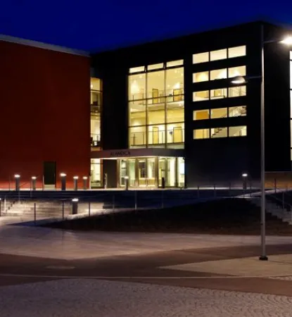 Alandica exteriör kvällstid från strandgatan